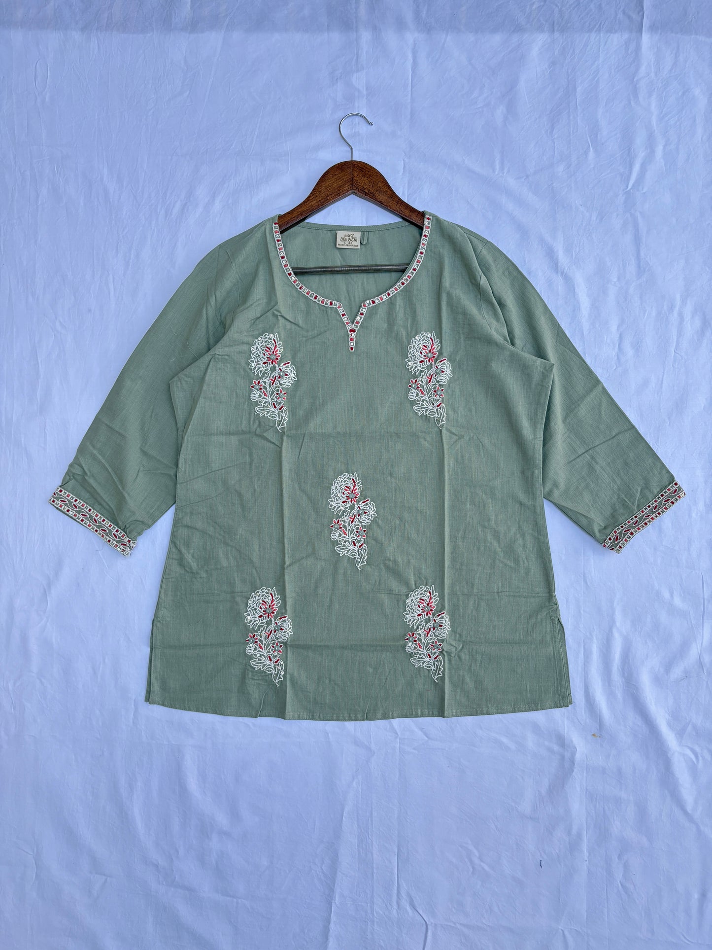 Short Straight Embrorided Top