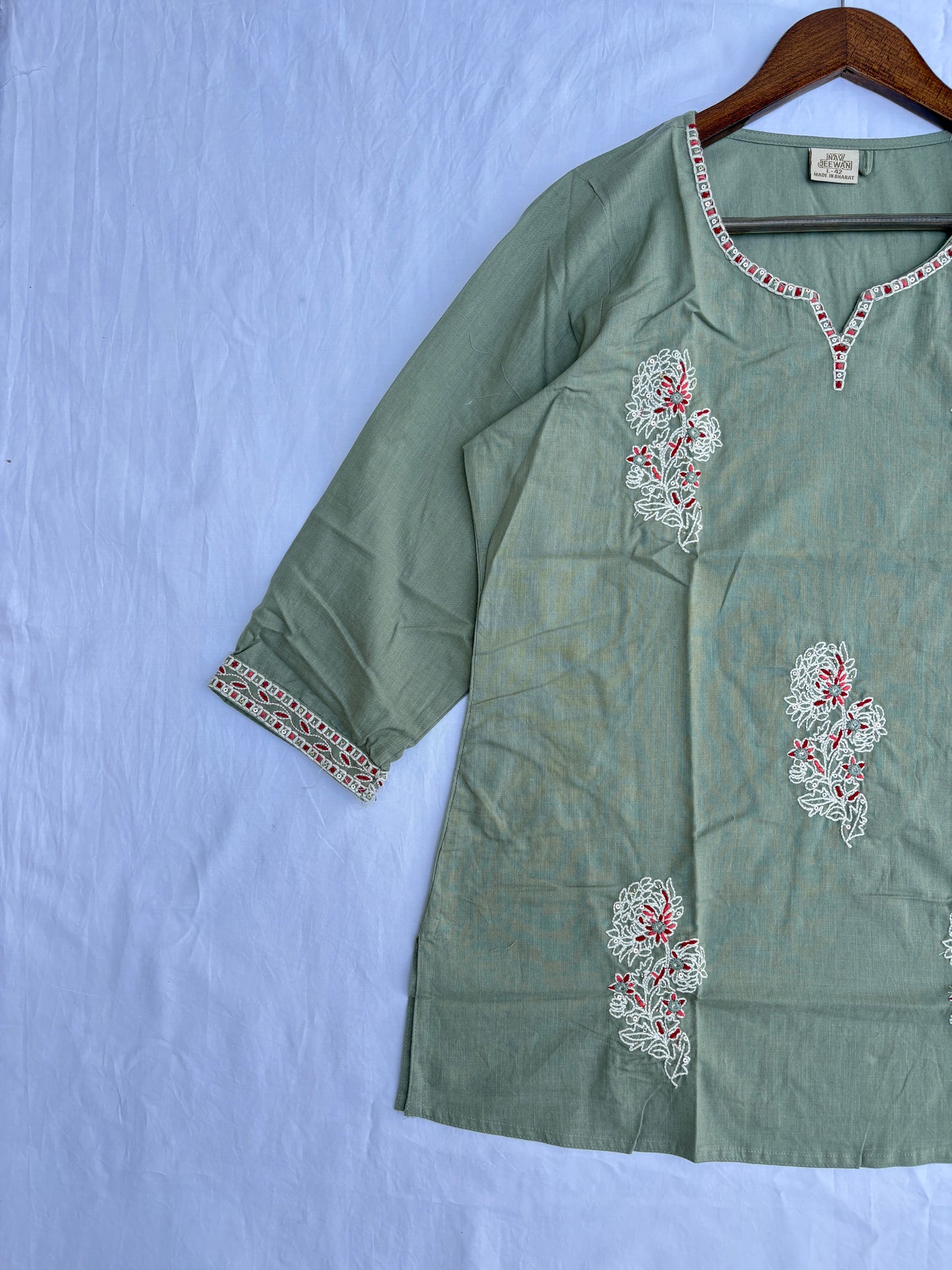 Short Straight Embrorided Top