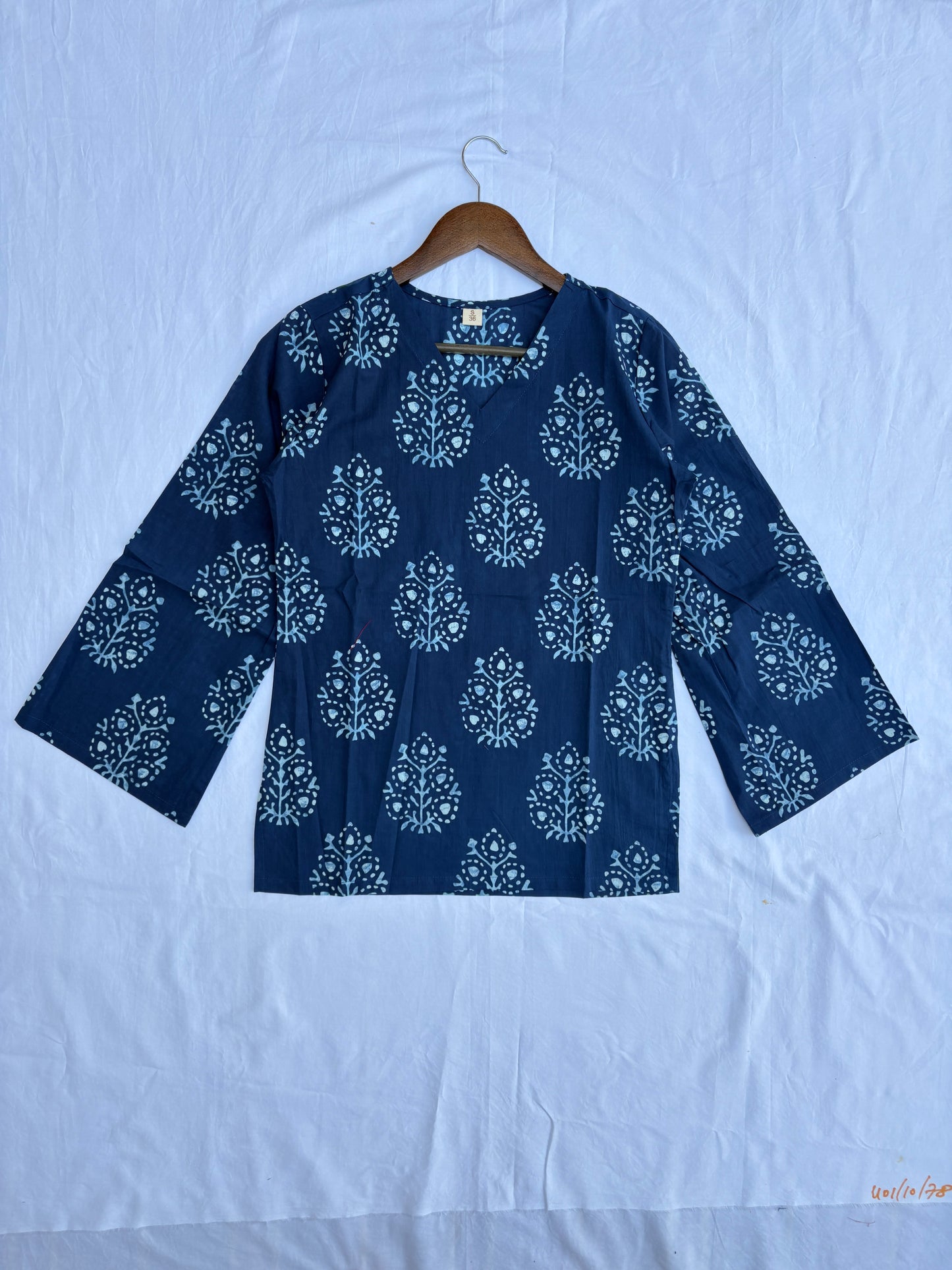 Bell Sleeves स्ट्रैट Top
