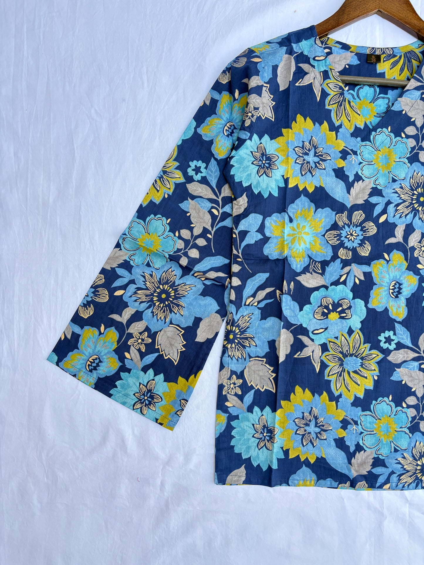 Bell Sleeves स्ट्रैट Top