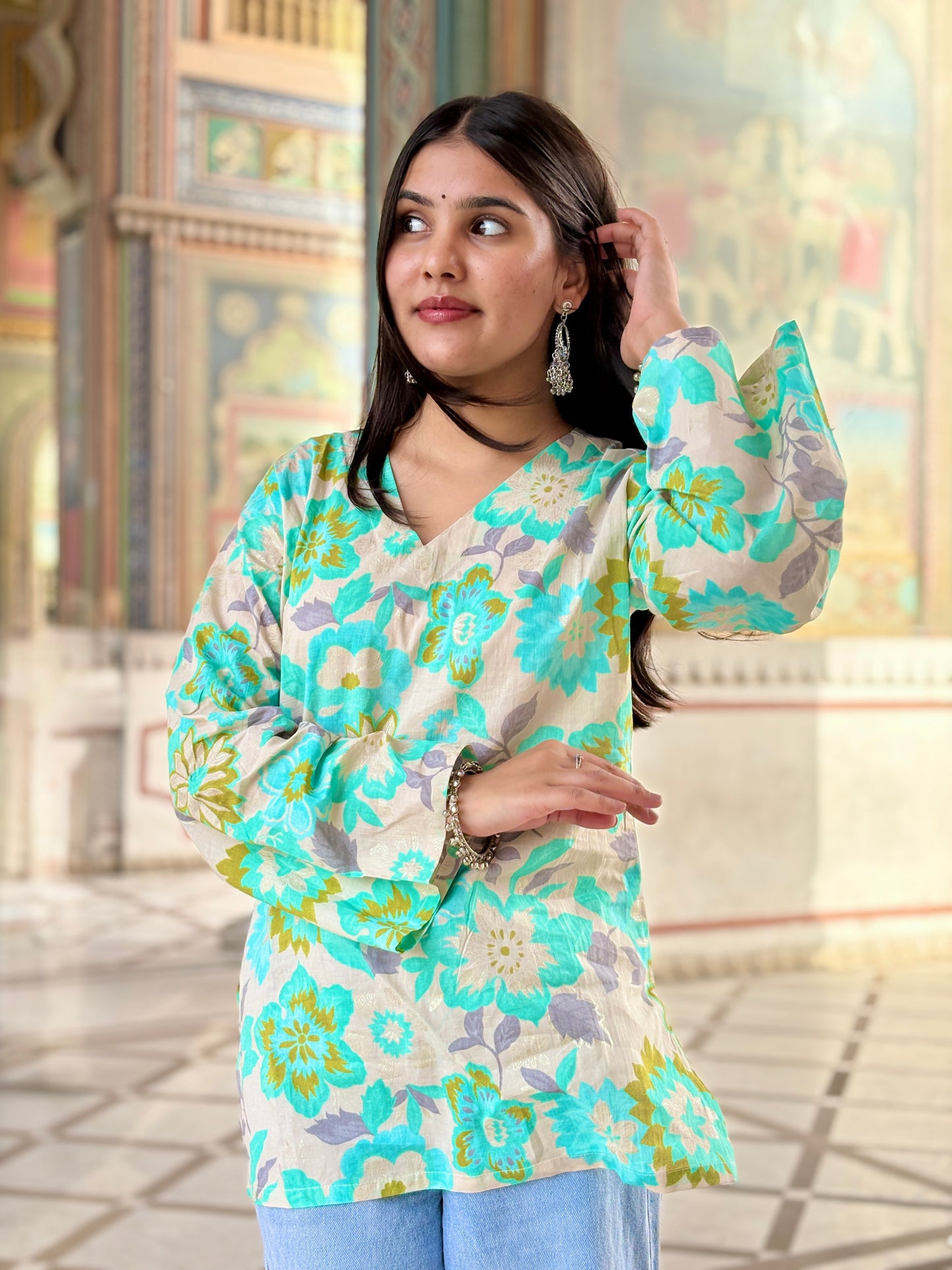 Bell Sleeves स्ट्रैट Top