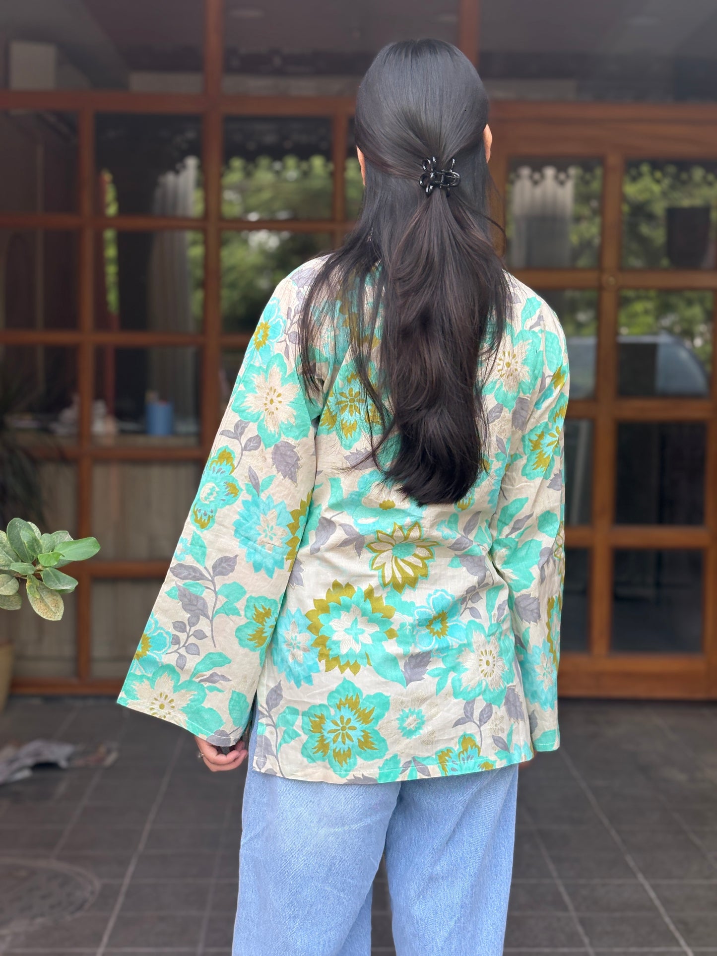 Bell Sleeves स्ट्रैट Top