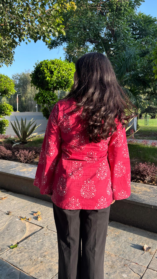 Bell Sleeves स्ट्रैट Top