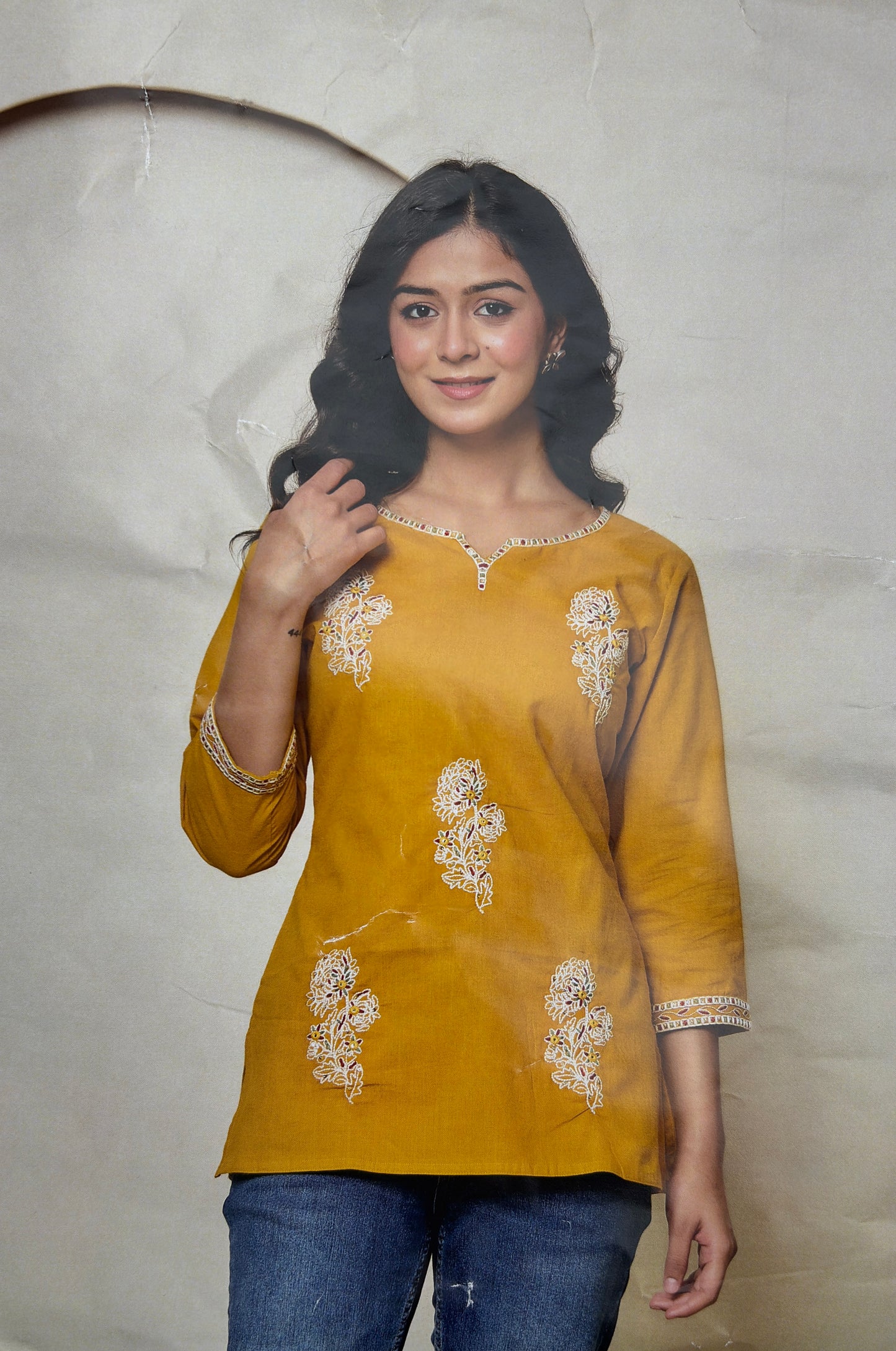 Short Straight Embrorided Top