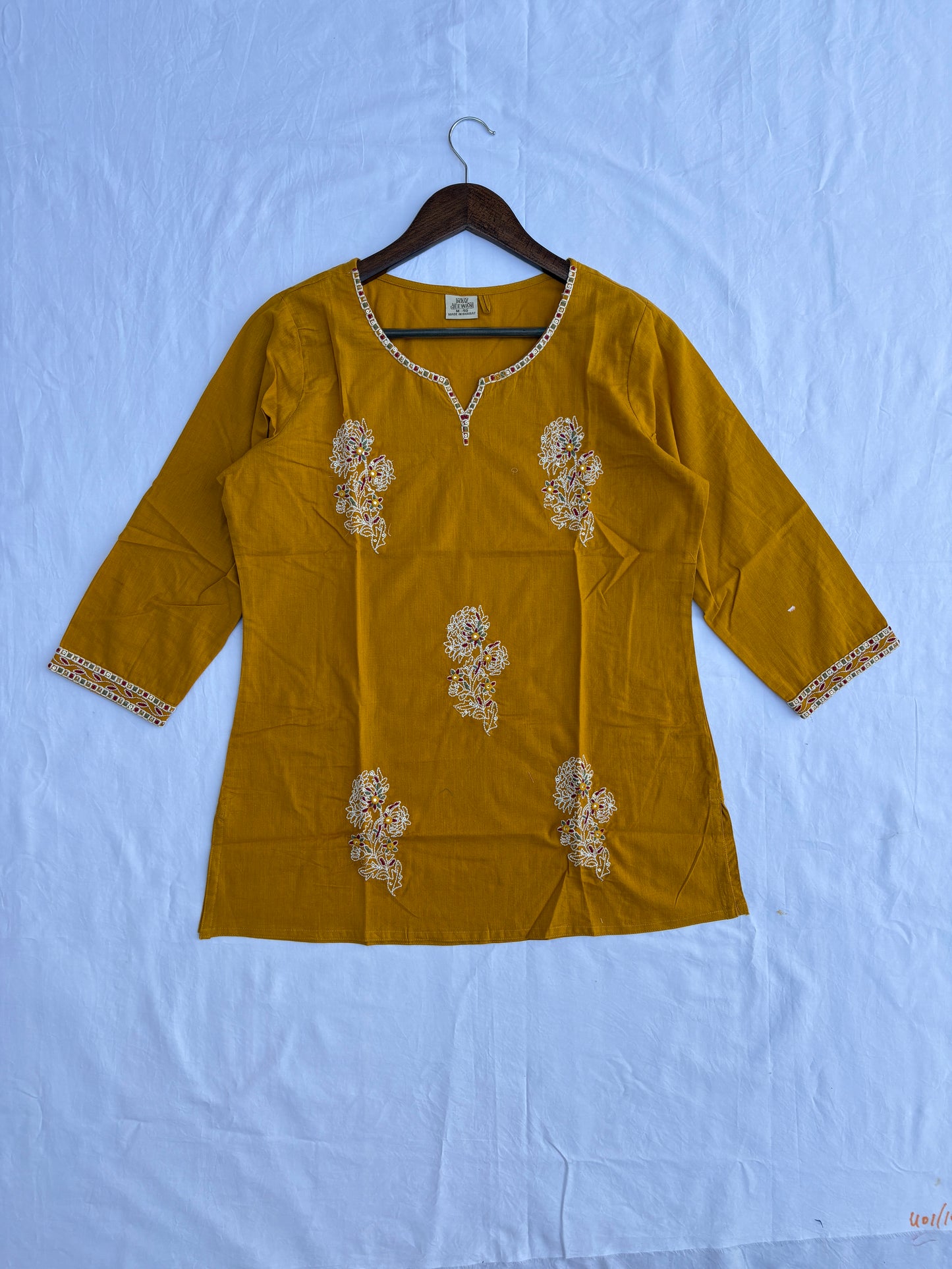 Short Straight Embrorided Top