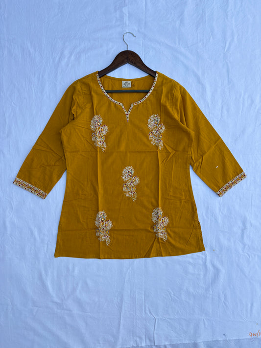 Short Straight Embrorided Top