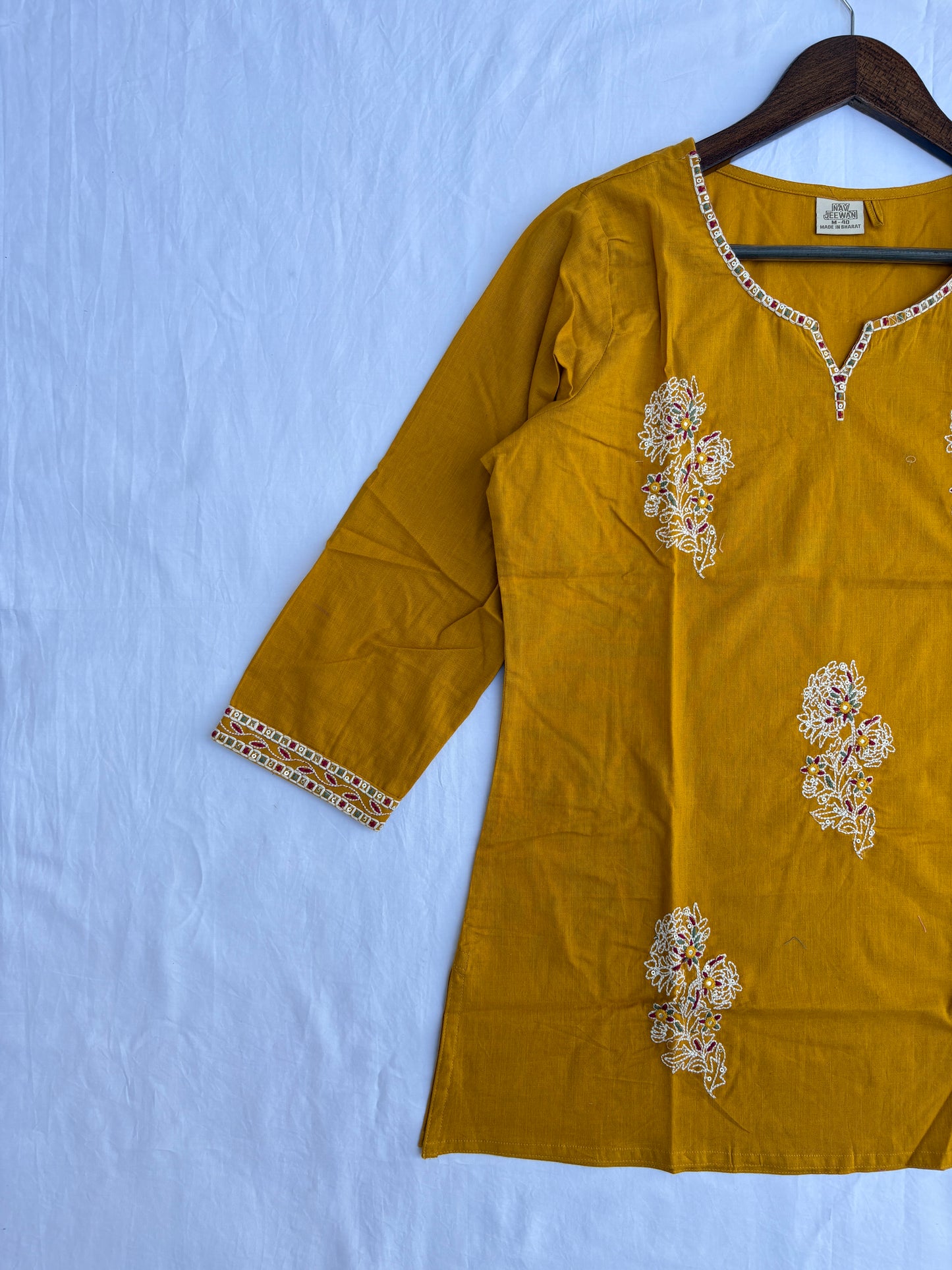 Short Straight Embrorided Top