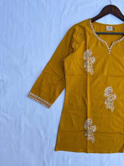 Short Straight Embrorided Top
