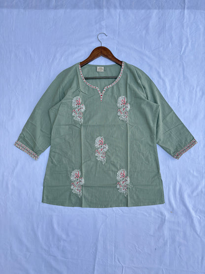 Short Straight Embrorided Top