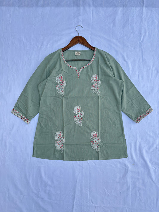 Short Straight Embrorided Top