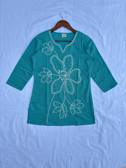 Short Straight Embrorided Top