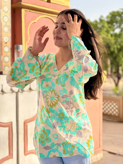 Bell Sleeves स्ट्रैट Top