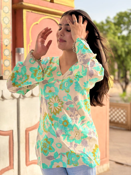 Bell Sleeves स्ट्रैट Top