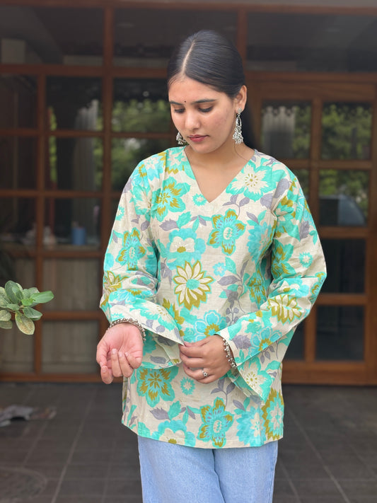 Bell Sleeves स्ट्रैट Top